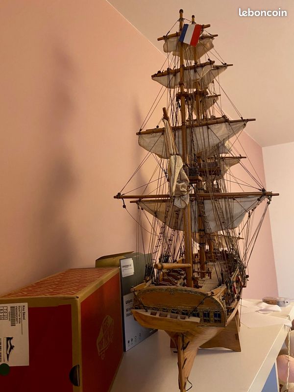 Maquette De Bateau 3 Mats En Bois Et Tissu - 16 Cm De Long, 16 Cm De Haut, Occasion, Fabriqué En France
