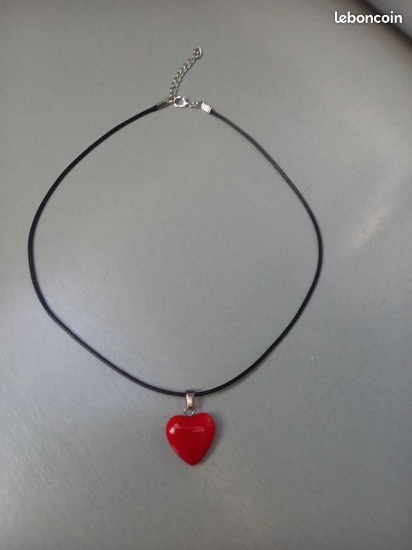 Superbe pendentif coeur pierre naturelle coloré opale rouge avec collier en cuir (image 2)