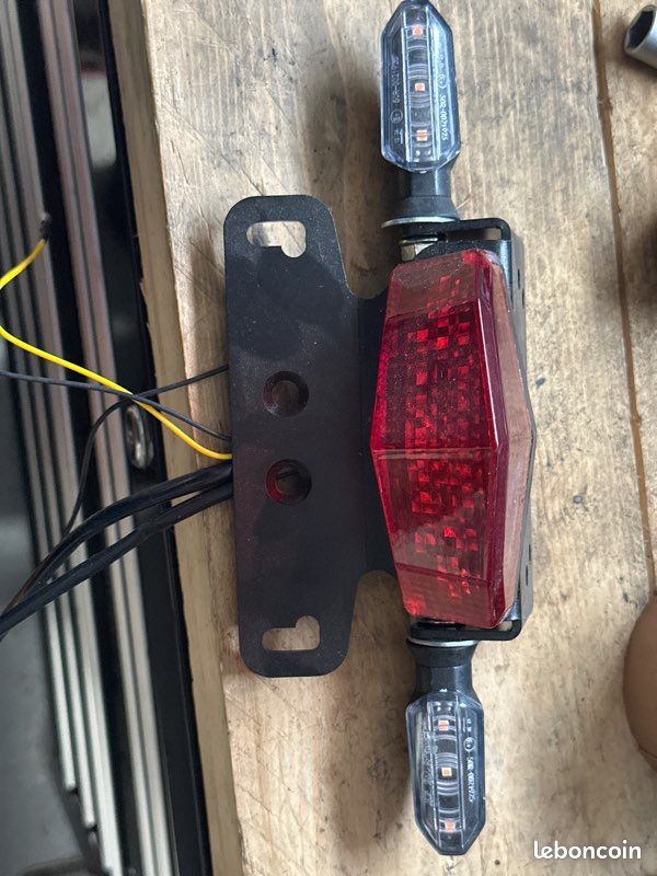 Support de plaque feu stop et clignotant supermotard (image 1)