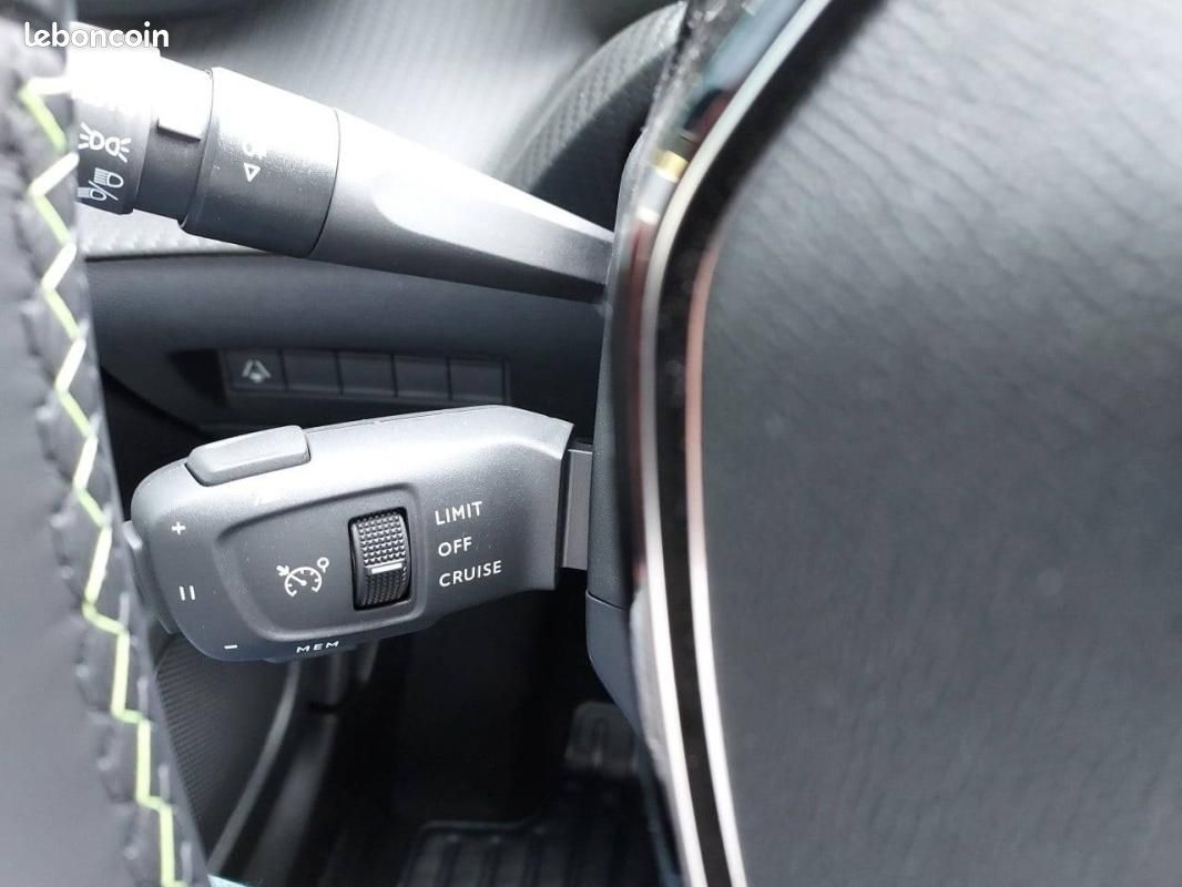 Peugeot 2008 Hybrid 145 e-DCS6 - GT Exclusive (image 20)