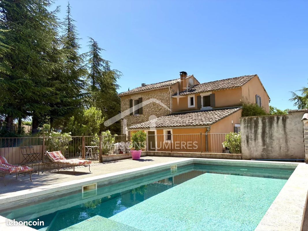 Maison 6 pièces 183 m² · à Saint-Saturnin-lès-Apt · 183 m² · 550 000 €