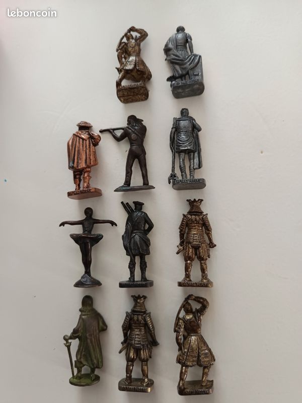 Lot de 7 figurines peintes en plomb Jeu d'Echec Moyen Age, tours, reine