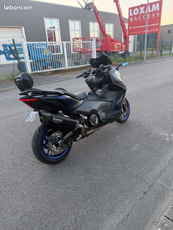 TMAX 560 icon blue (image 2)