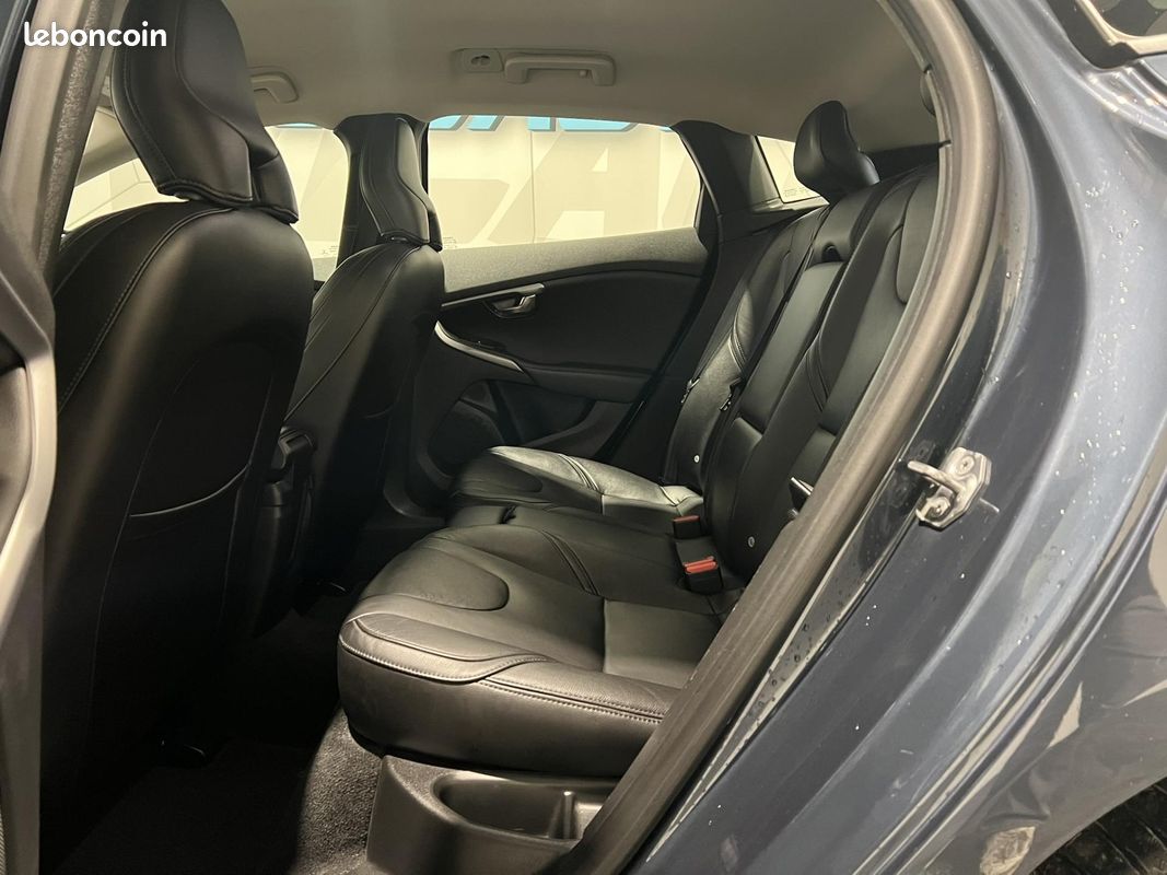 VOLVO V40 D2 120 Geartronic 6 Momentum (image 9)