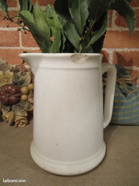 ANCIEN PICHET en FAIENCE ? BLANCHE (image 1)