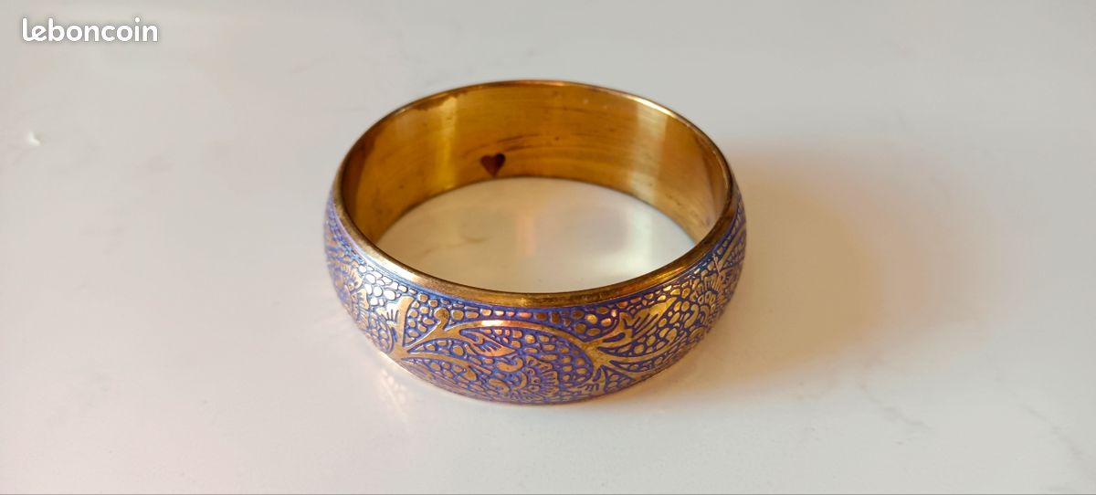 Paire De Bracelets Vintage En Or Finement Travaillés - Modèle Rigide Et élégant Pour Un Look Rétro