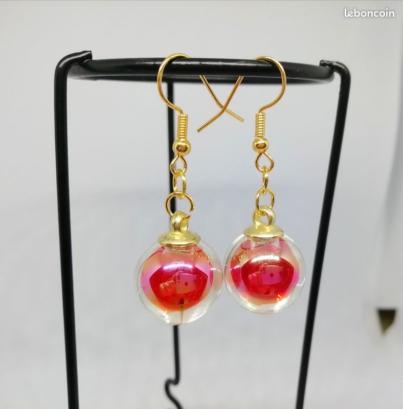 Boucles d'oreilles boules transparentes irisées de rouge (image 3)