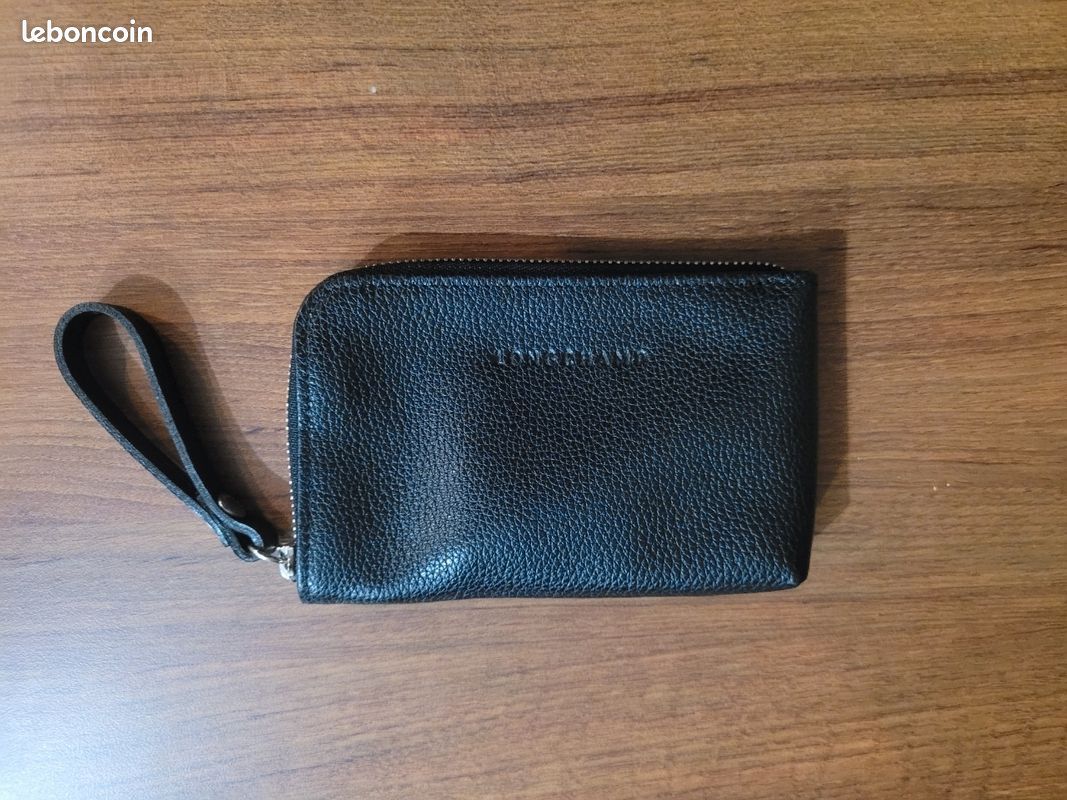 Porte carte neuf noir en cuir Longchamp
Fermé par zip, 1 compartiment intérieur.
Vendu dans sa boîte 
Neuf, jamais utilisé
Taille : 13 x 8 cm (image 2)