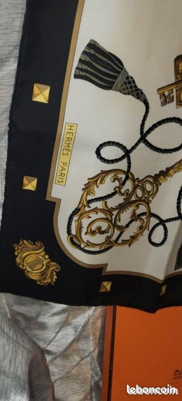 Carré Hermès en soie "Les Clés" – Noir et Or – Boîte d'origine (image 9)