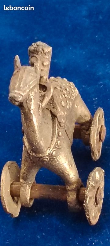 Jouet Ancien En Bronze – Temple Hindou Avec Chameau Sur Roues – Objet Décoratif Original