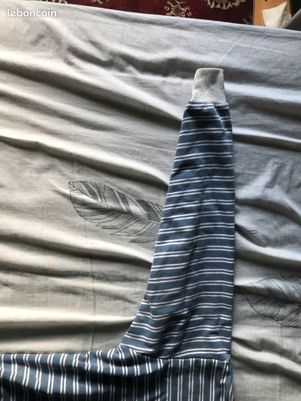 Sweat bleu et blanc (image 1)