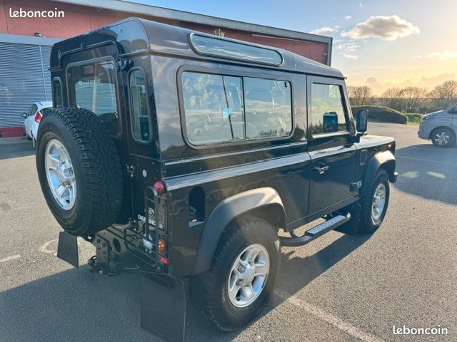Land rover defender (image 2)