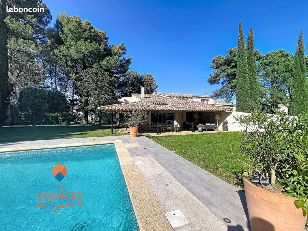 Maison 8 pièces 257 m² · à La Seyne-sur-Mer · 257 m² · 1 390 000 €