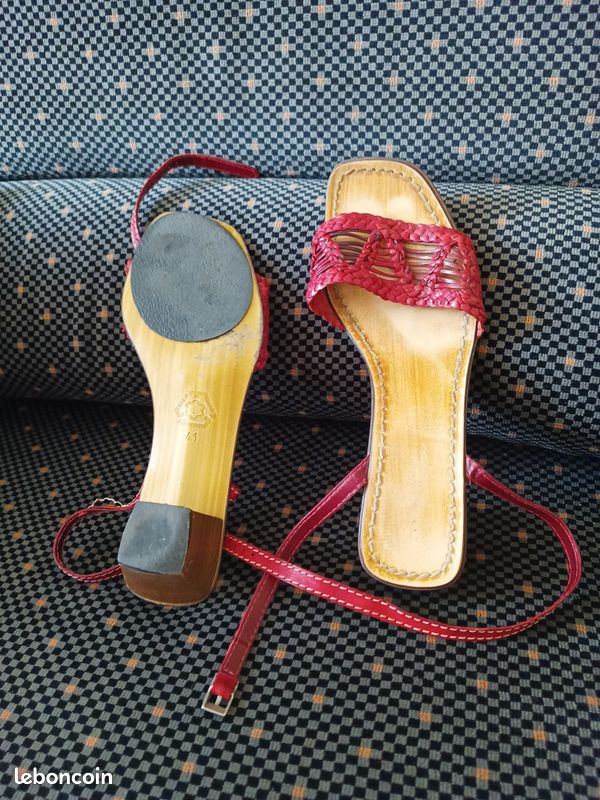 Sandales rouges avec talon (image 1)