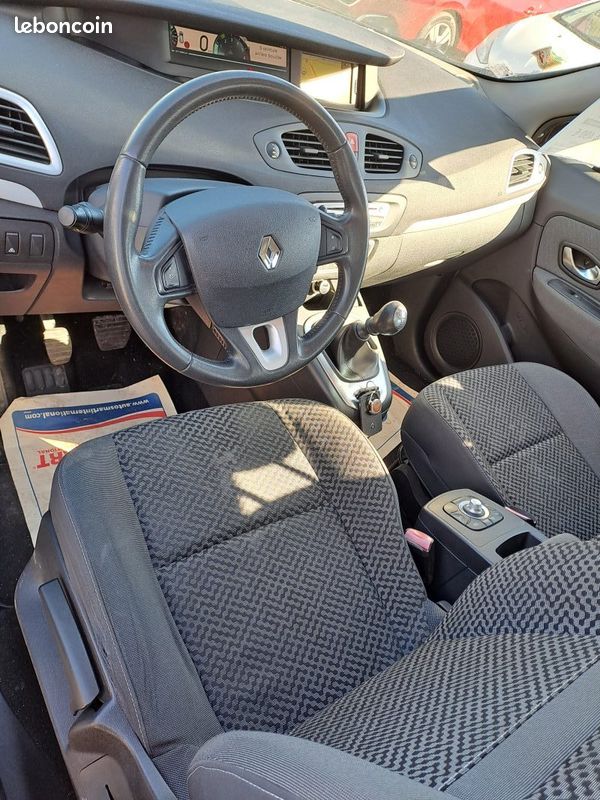 Renault megane scenic 1.5 dci 110ch fap bose 2012 (image 9)