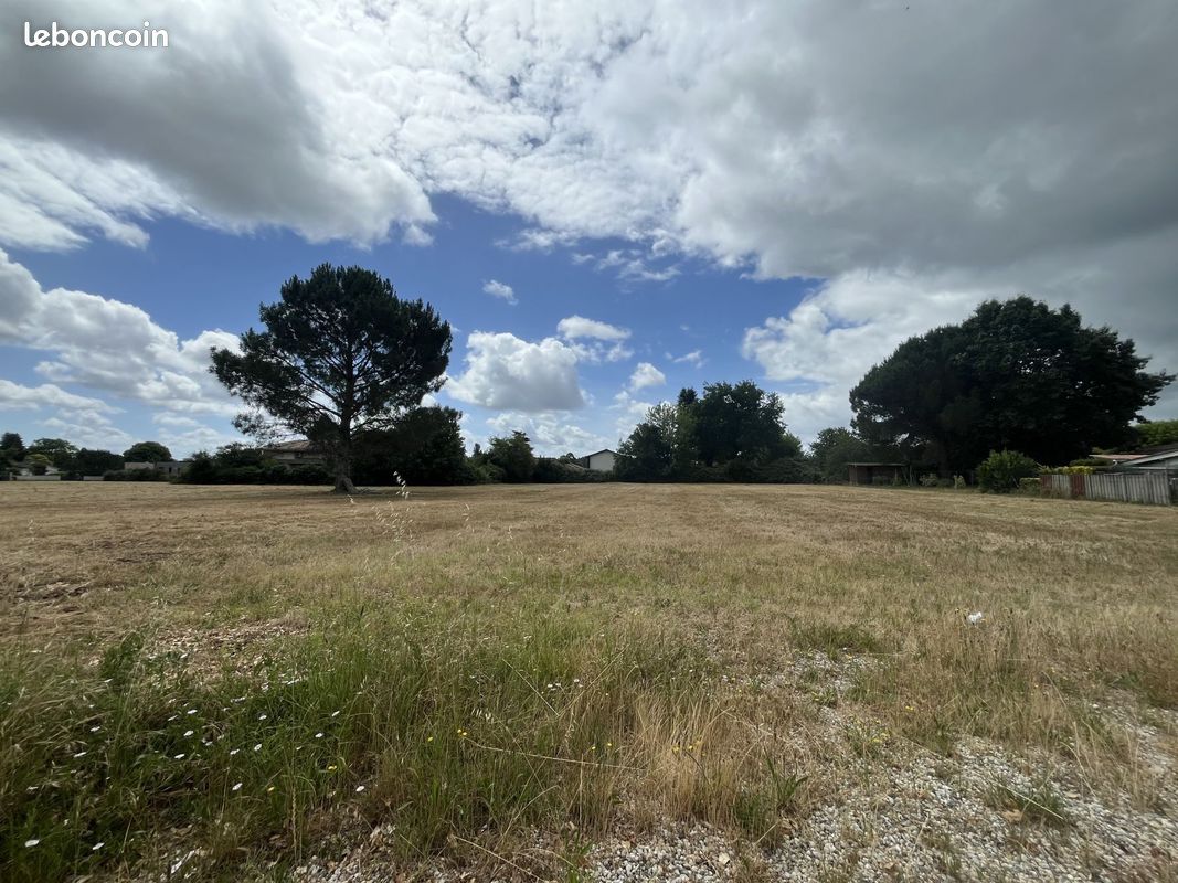 Terrain à bâtir de 400 m² à MARTILLAC (33) · 165 000 €