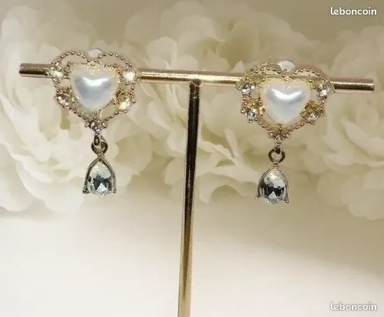 Boucles D'oreilles Neuves Coeur Perle Nacrée Avec Cristaux Strass - Tres.Or, Doré