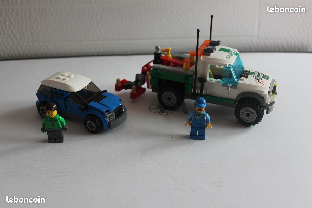 LEGO N° : 60081 – Le pick-up dépanneuse (image 1)