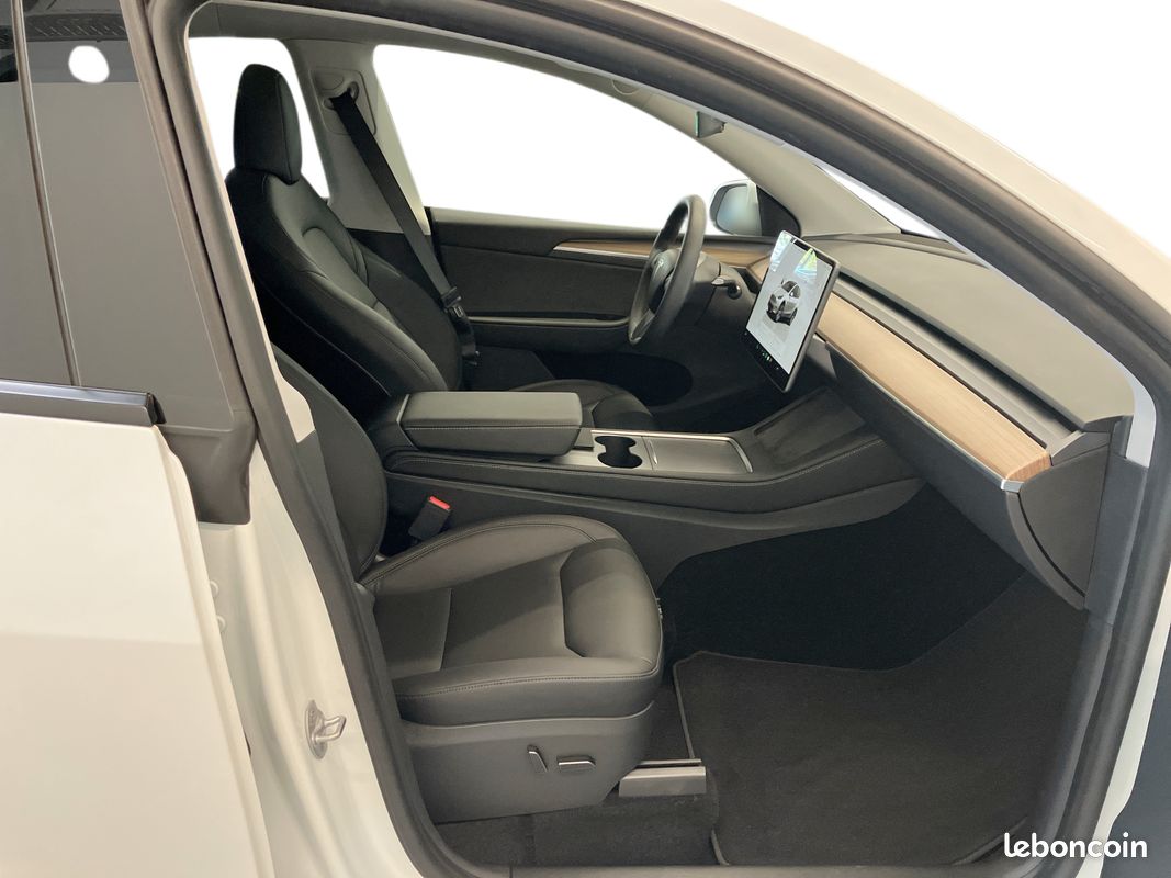 Tesla Model Y 2024 Long Range RWD - Véhicule d'occasion certifié (image 4)