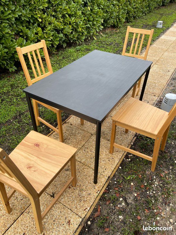 Une table de quatre chaise (image 1)