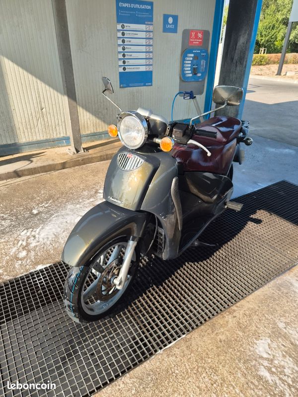 Aprilia 125 Scarabeo (image 1)