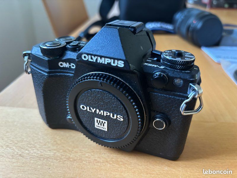 Très beau kit Olympus EM5 Mark II complet avec objectif et accessoires, en très bon état (image 3)