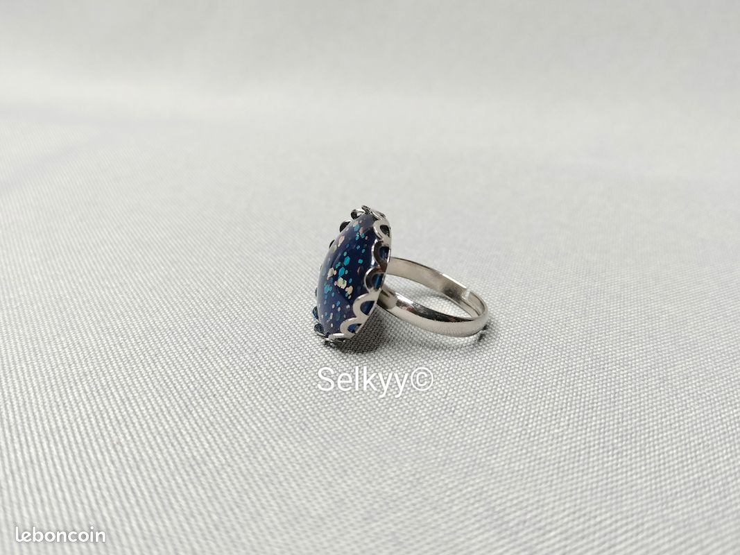 Bague fantaisie réglable en acier inoxydable ornée d’un cabochon rond bleu pailleté bleu et argent (image 5)