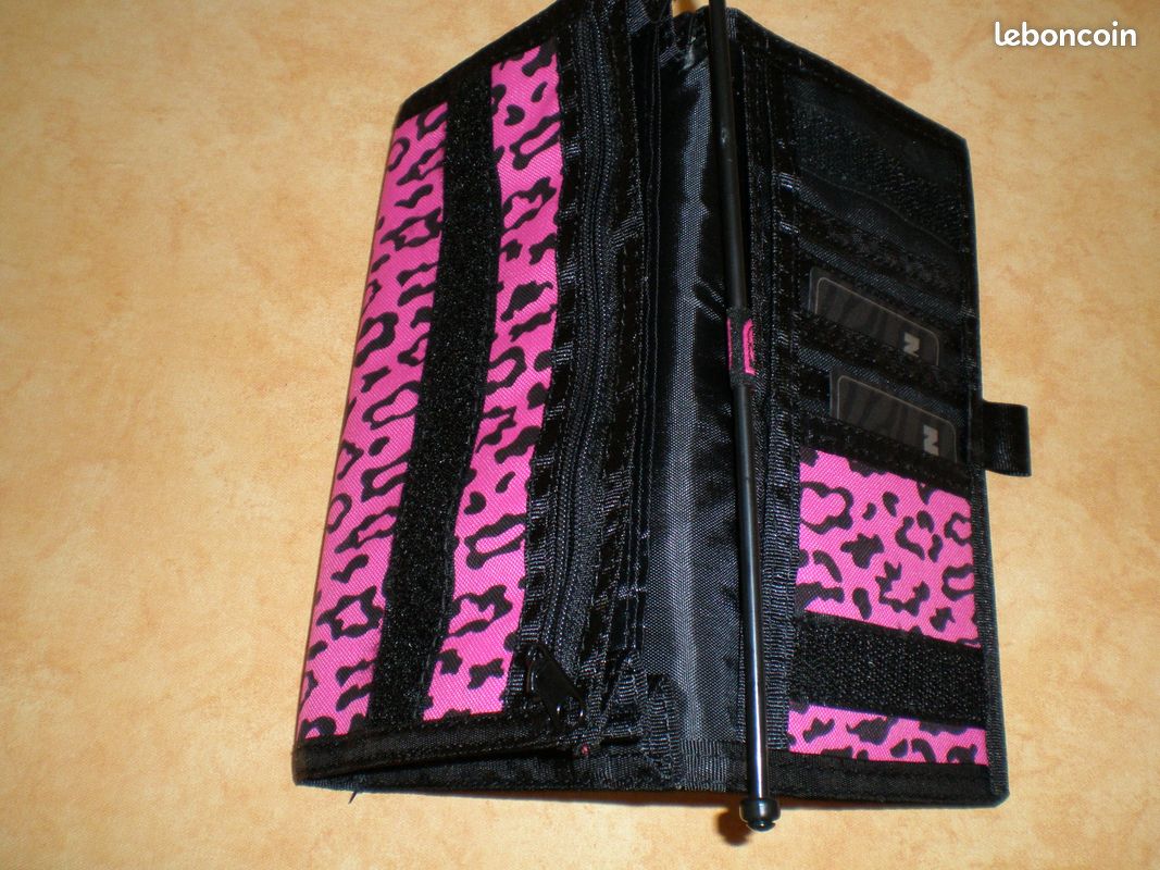 Portefeuille « MISS FREEGUN » noir et rose fluo NEUF (image 2)