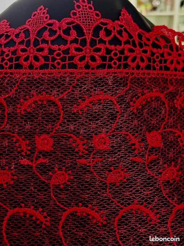 Tulle dentelle brodée rouge (image 2)