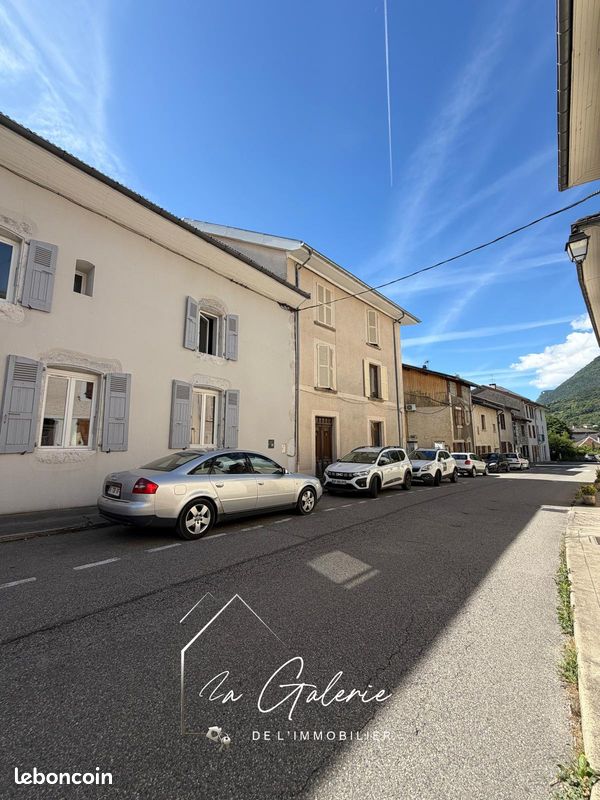 Immeuble 6 pièces · à Le Touvet · 480 000 €