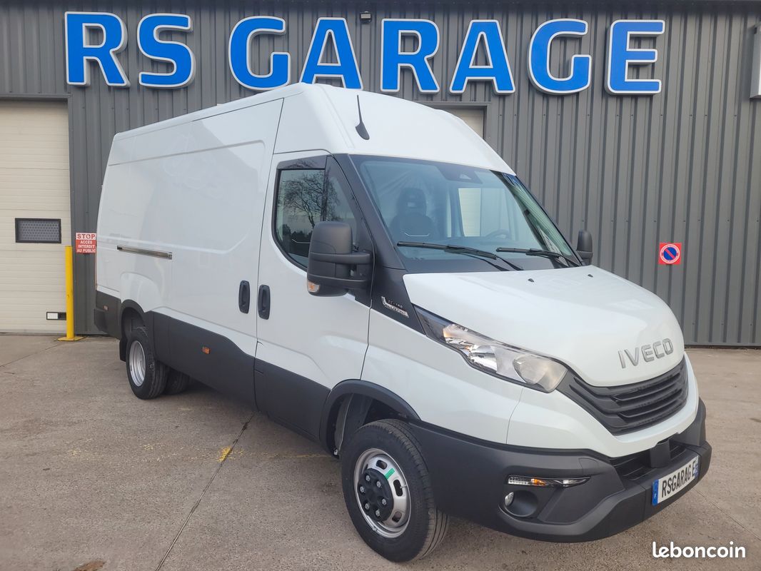 IVECO DAILY MY24 35C18 HA8 V12 FOURGON PACK COMFORT 03 PLACES comme NEUF avec MOTEUR 3 LITRES + SUSPENSION RENFORCÉE 07 LAMES + CAMÉRA et RADARS + PORTES ARRIERE 270 DEGRÉS ( Prix de Vente 46 990 HT ) (image 1)