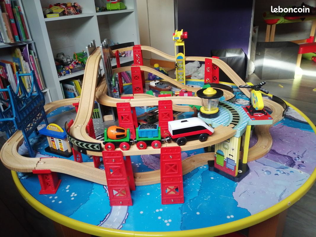 Circuit train bois avec sa table Kidkraft (image 3)
