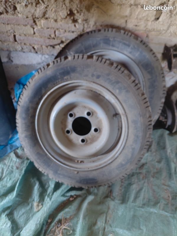 Paire jantes 504 peugeot neuve avec pneu clouté (image 1)