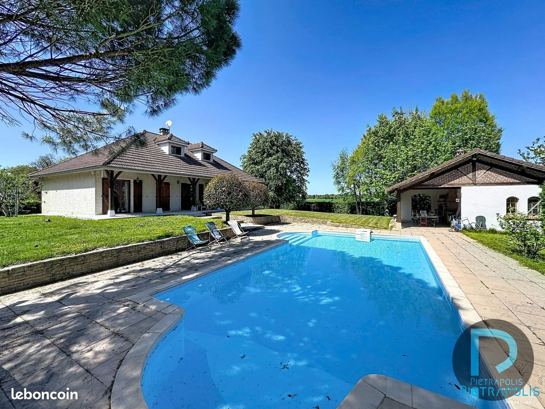 Maison 8 pièces 240 m² · à Saint-Julien-sur-Veyle · 240 m² · 448 000 €