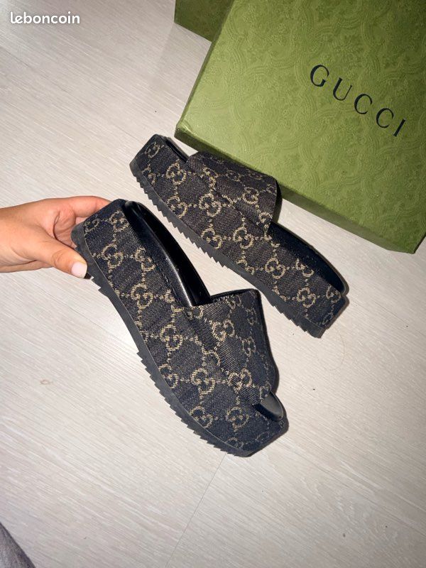 Mules à plateforme Gucci Angelina confectionnées en denim jacquard noir et beige (image 1)