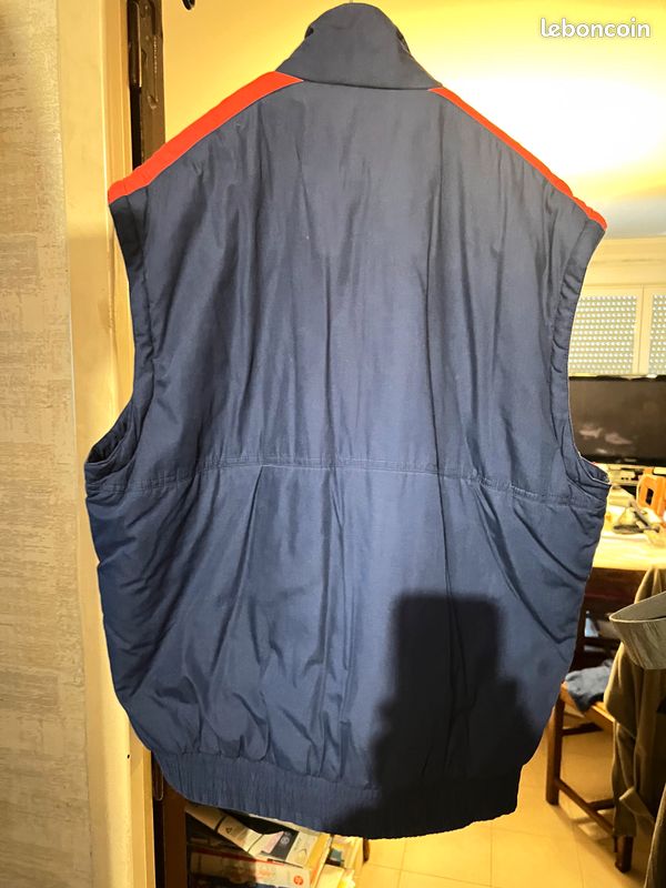 Gilet, sans manches, taille XL bleu extérieur, intérieur rouge en très bon état (image 3)