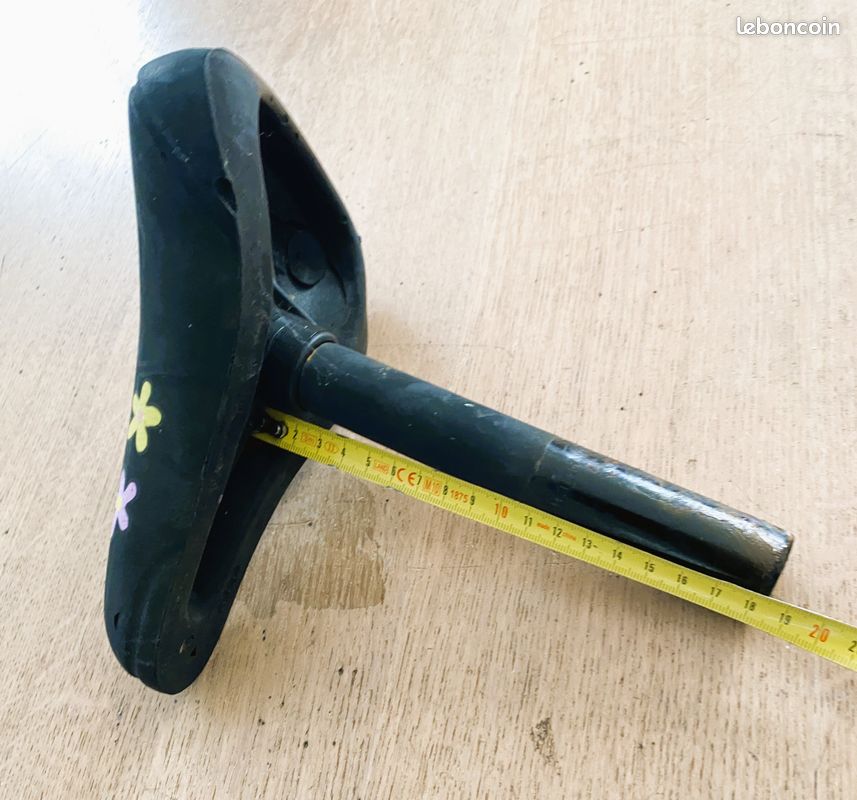 Selle Vélo Enfant – Plastique Rouge – Occasion Bon état
