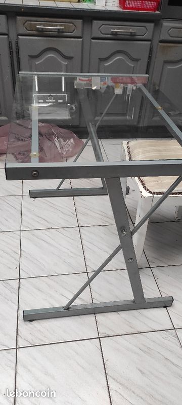 Bureau avec un plateau en verre (image 4)