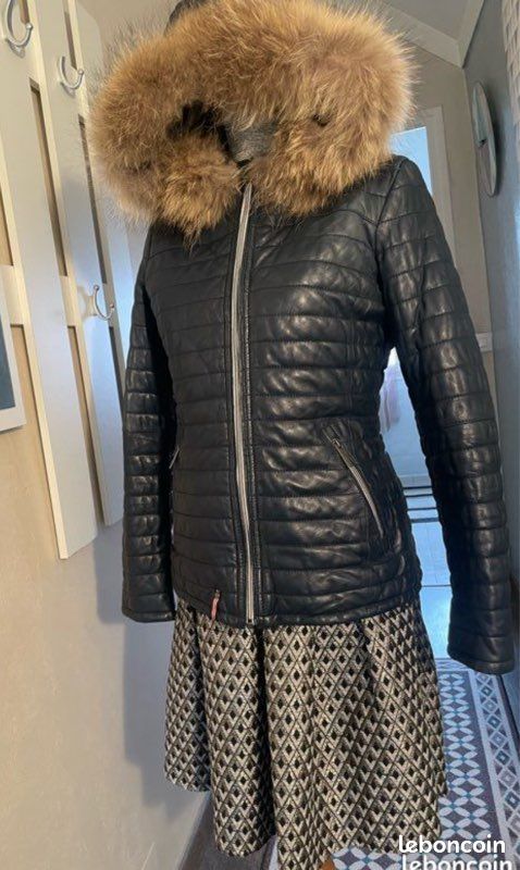 Jolie veste chaude à capuche en vrai cuir d'agneau rembourré