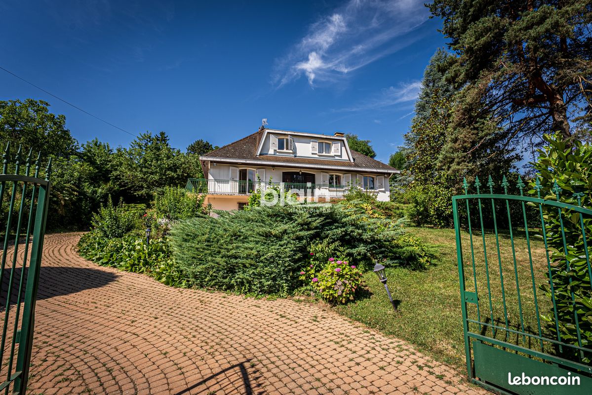 Maison 9 pièces 210 m² · à Brié-Et-Angonnes · 210 m² · 595 000 €