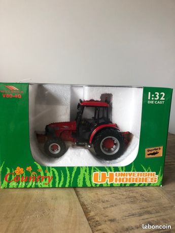 UNIVERSAL HOBBIES Tracteur 1/32 MC CORMICK MTX . Sans boite