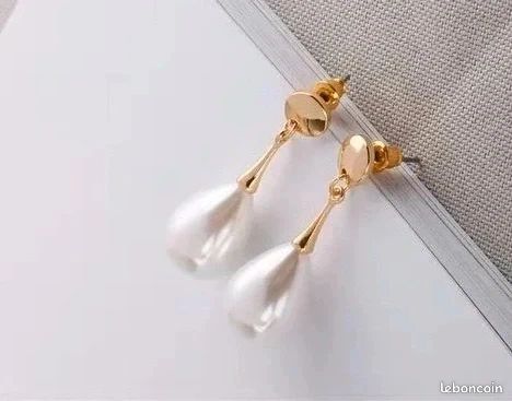 Boucles D'oreilles Pendantes Vintage - Perles Blanches Et Finition Or, état Impeccable