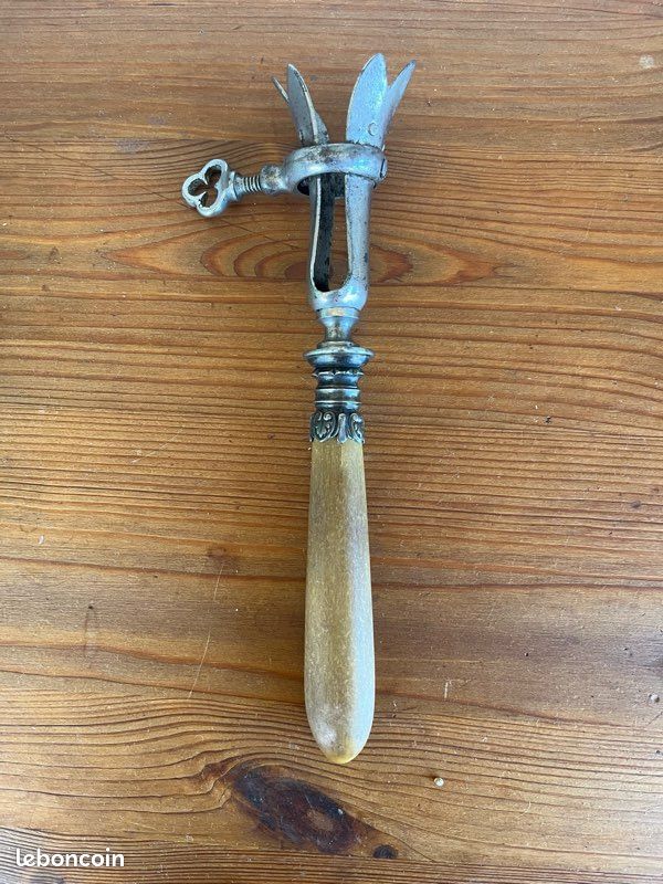 BÂTON À GRELOTS 21 clochettes, en bois et métal /24cm/Percussion A Main