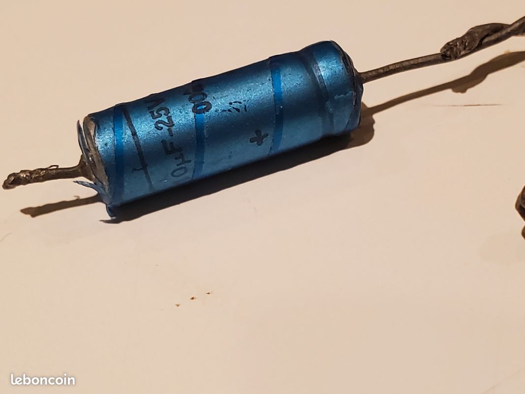 4 Condensateurs Axiaux électrolytiques Vintage 10uF 25V - Fabriqués En Hongrie (MM)