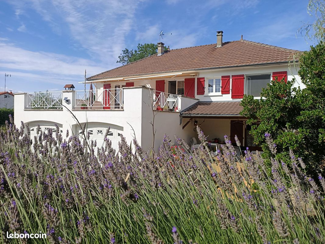 Pavillon 7 pièces 157 m² - Saint-Martin-de-Bernegoue 79230 (image principale 5)