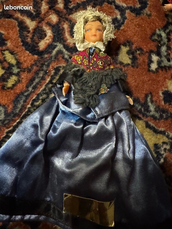 Poupée décorative tête céramique, avec perruque et habits bleu clair, H