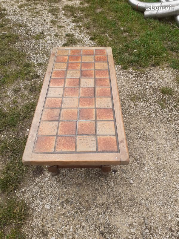 Petite table basse de salon en bois avec dessus en carrelage (image 1)