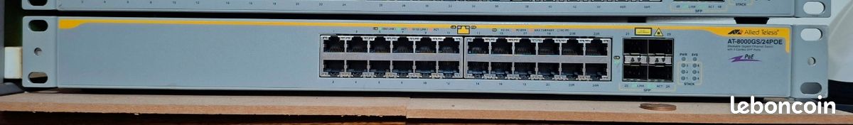 Conmutador Fast Ethernet AT-8000s/24-10 de 24 puertos Allied Telesis