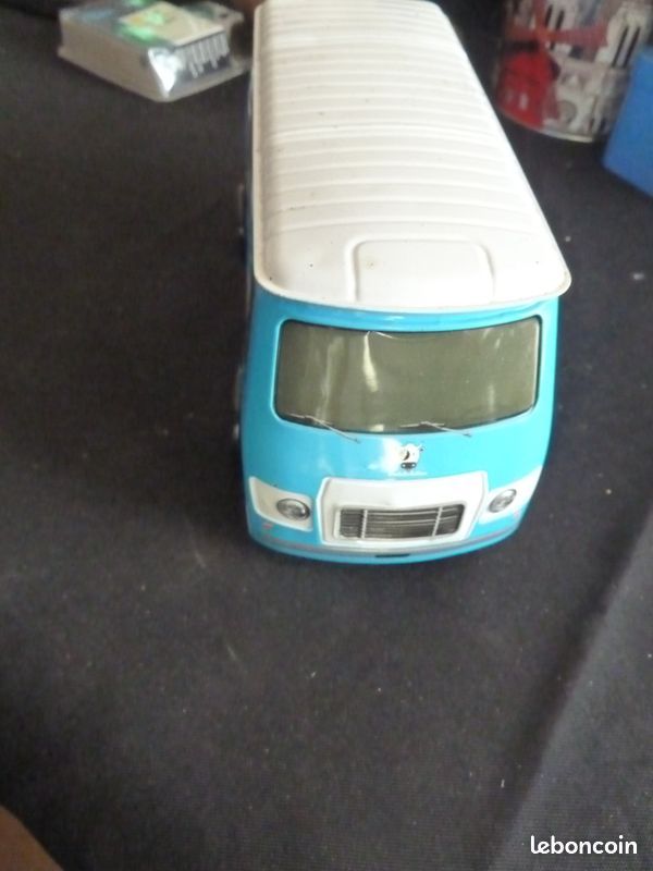 Ncienne boîte à gâteaux ou à biscuits en métal lithographié en forme de fourgonnette Peugeot J7 publicitaire sur le thème des produits laitiers (« De la vache, rien que de la vache  » (image 3)