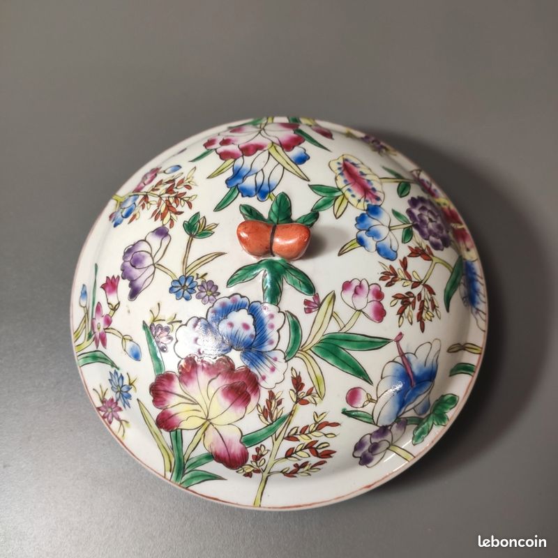 Boîte couverte ancienne en porcelaine polychrome - Décor Floral - Style Famille Rose (image 2)